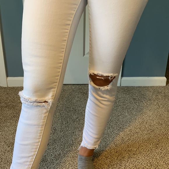 Levi’s White 721 High Rise Skinny 26 distressed - Picture 2 of 9